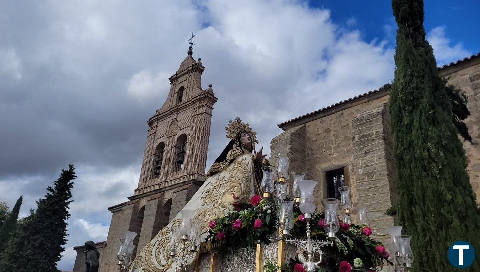 La imagen de Santa Teresa regresa a la Encarnación para celebrar la toma de hábito