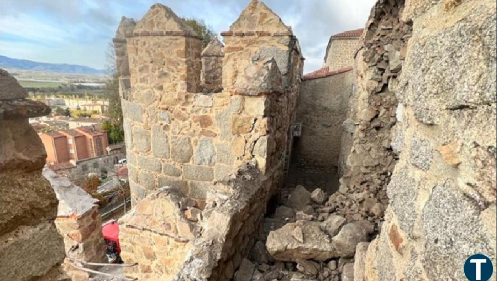 Intervención de urgencia en la muralla para asegurar la zona dañada por el derrumbe