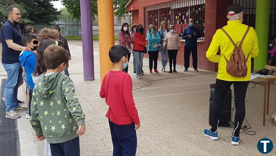 Sonrisas entre generaciones para poner en contacto a escolares con personas mayores