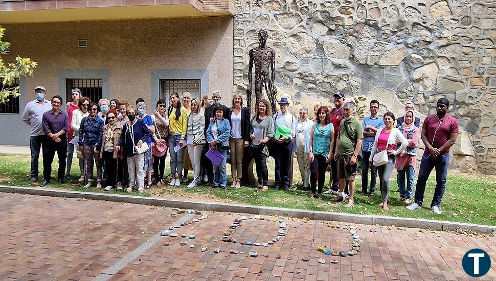 Unión de culturas con mensajes en piedras en el Día Mundial del Refugiado