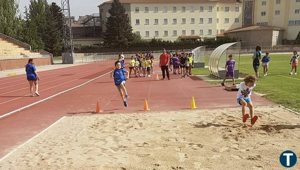 130 niños clausuran los Juegos Escolares con una jornada de atletismo divertido