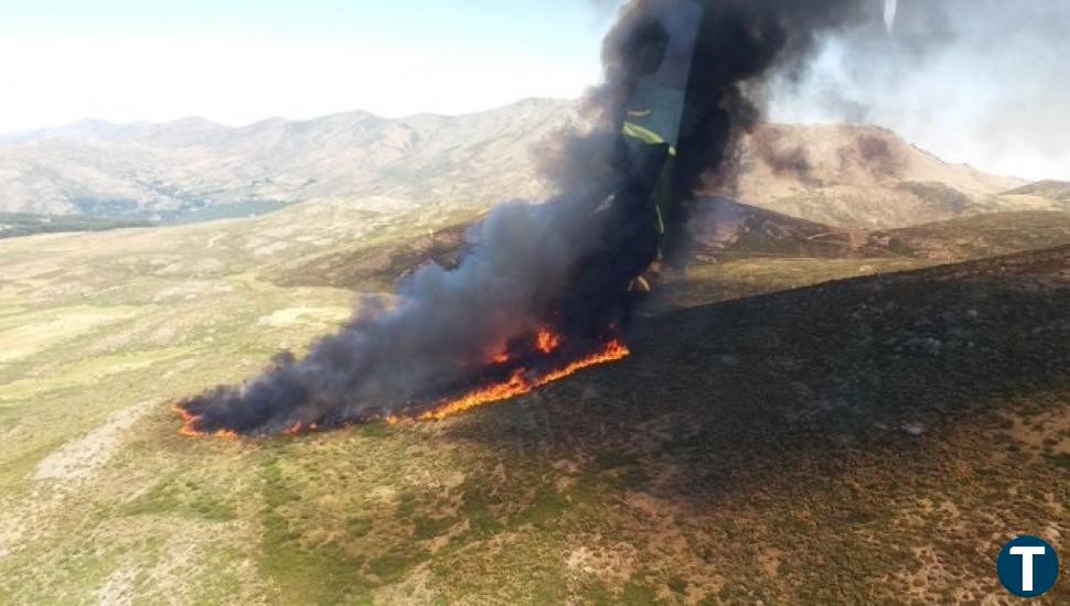 Medios aéreos trabajan en la extinción de un incendio en San Esteban del Valle