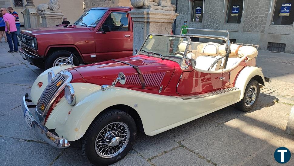 Coches clásicos en el centro de la ciudad