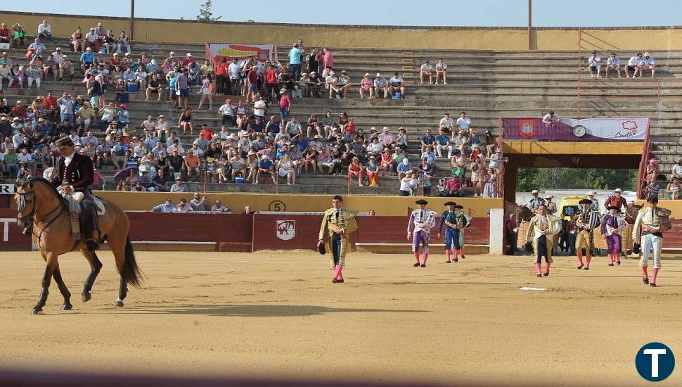 Tediosa corrida de toros en Ávila salvada por el genio de Diego Ventura