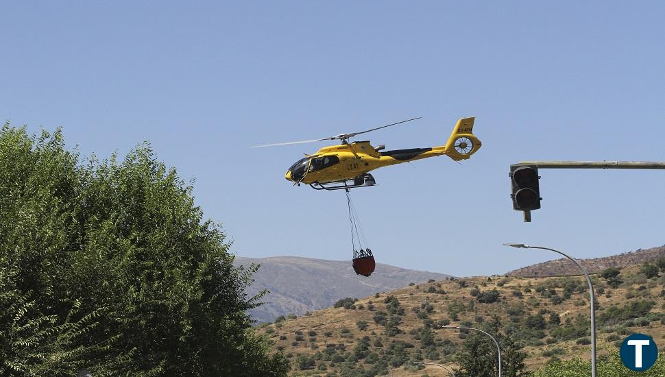 El incendio de Cebreros cruza una carretera y avanza hacia Valdemaqueda