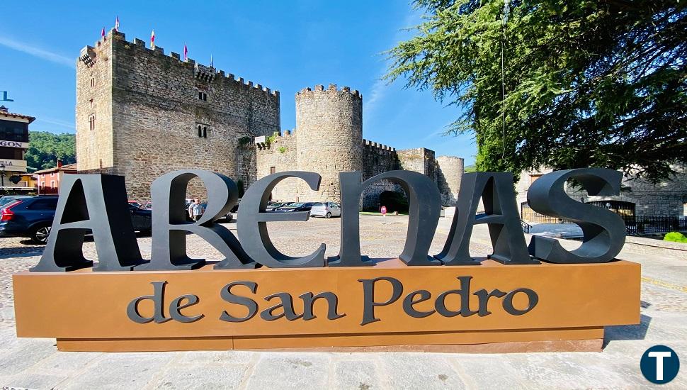 Arenas de San Pedro visibiliza su imagen mediante un grupo de letras gigantes