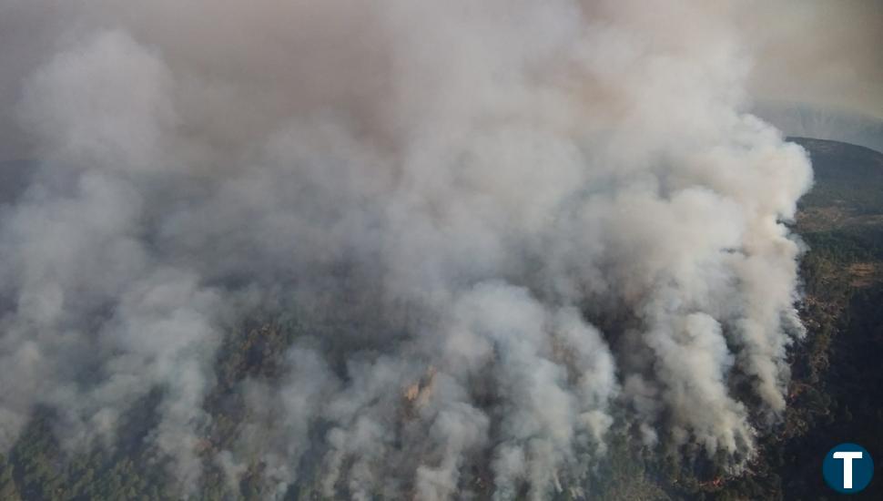 El humo dificulta la actuación de medios aéreos en Santa Cruz del Valle