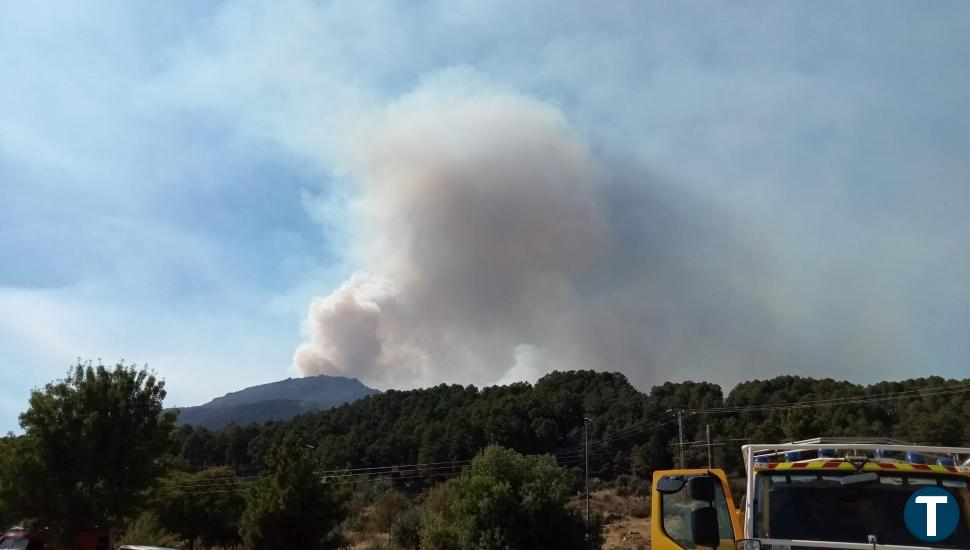 Una línea de defensa en una carretera en Pedro Bernardo mejora las condiciones del control del frente   