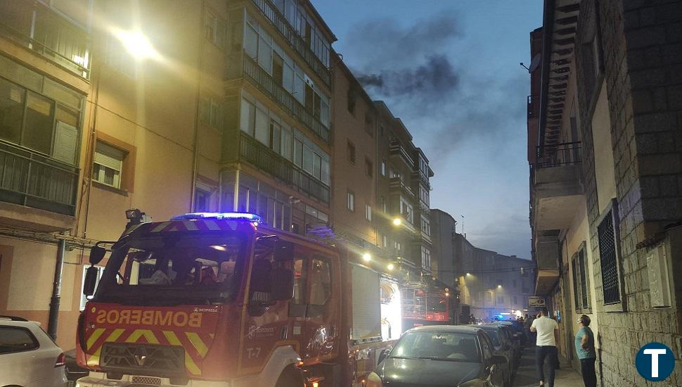 Heridos dos bomberos, un policía local y una mujer, balance del incendio en la calle Virgen de Covadonga