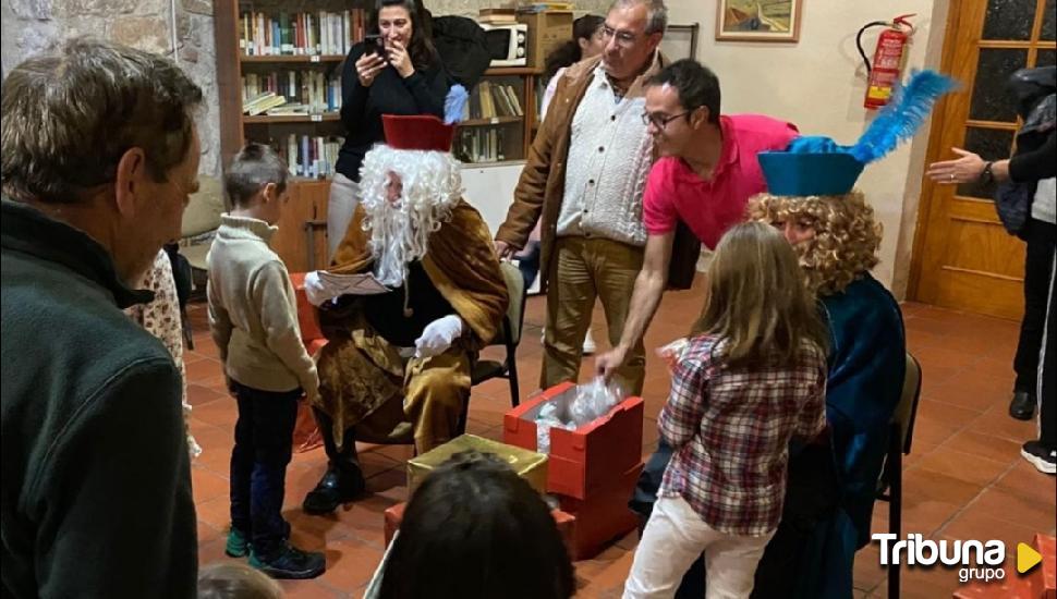 Los carteros reales comienzan su recorrido recogiendo las cartas de los niños