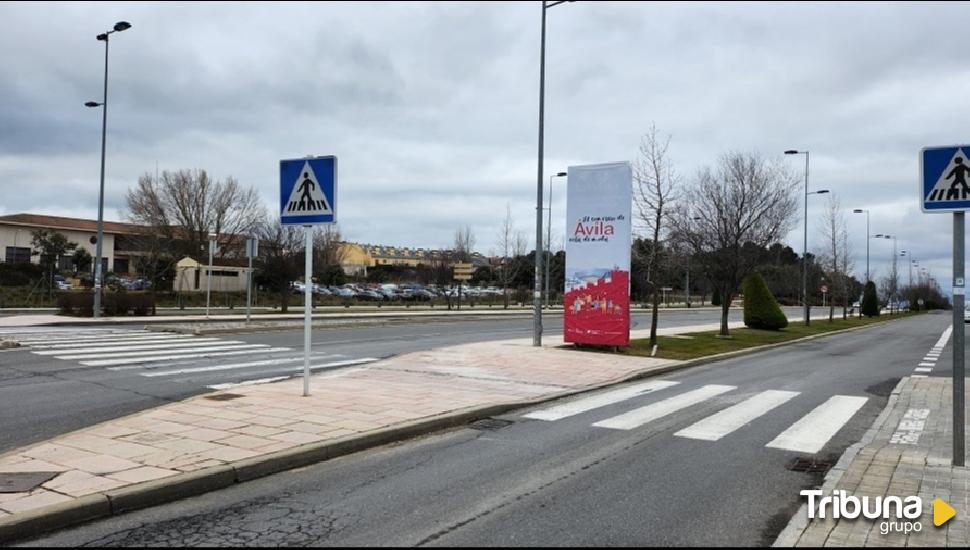 Arias lamenta que los tótems de Ciudad Patrimonio "estén cubiertos con lonas promocionales de otras campañas"