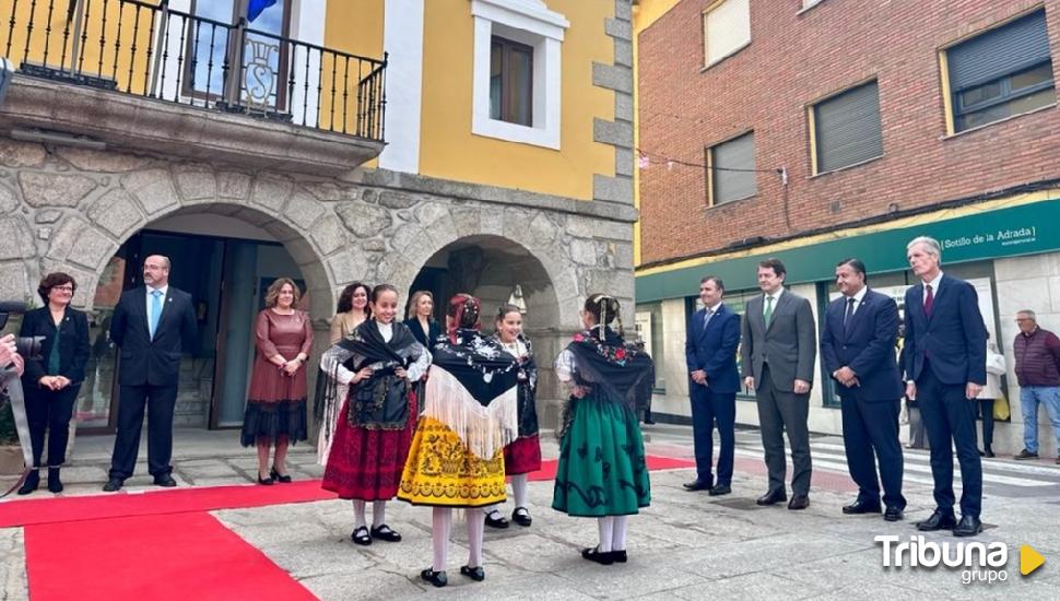 Mañueco adelanta en Sotillo de la Adrada que "avanza" el convenio sanitario con Madrid