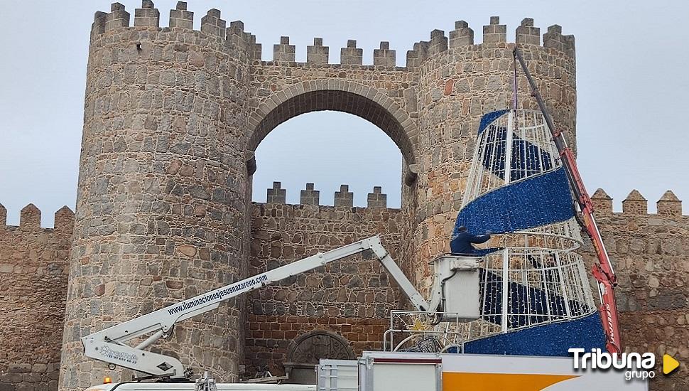 Ya es Navidad en Ávila: comienza el montaje del árbol navideño del Mercado Grande