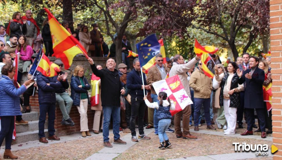 Unos 300 asistentes en la sede de PSOE se manifiestan contra Sánchez