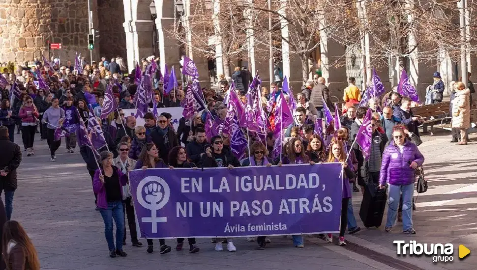 El centro de la ciudad se tiñe de morado contra la violencia machista