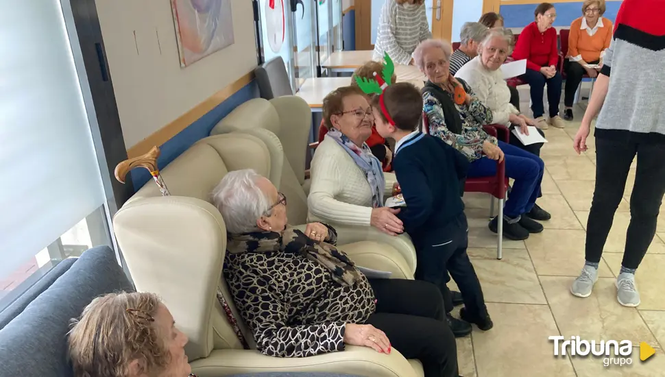 Encuentro de niños y mayores en Arévalo por Navidad