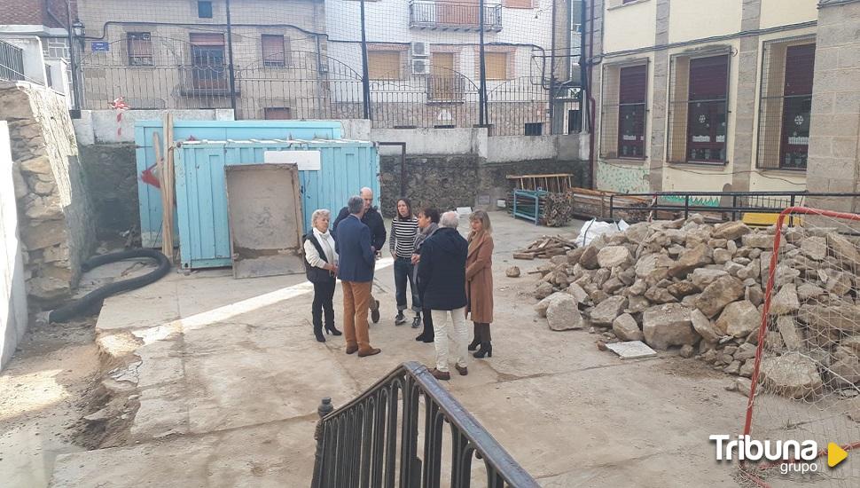 Reconstrucción del muro caído en diciembre en el colegio de Casavieja