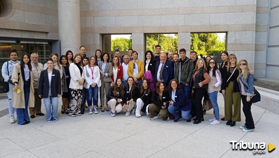 Visita de los alumnos de la UCAV al Senado