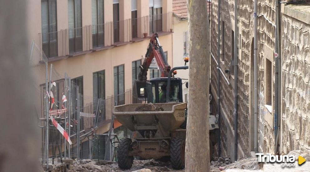 Corte del tráfico en la Plaza del Ejército por la instalación de las escaleras mecánicas en la Cuesta Antigua 