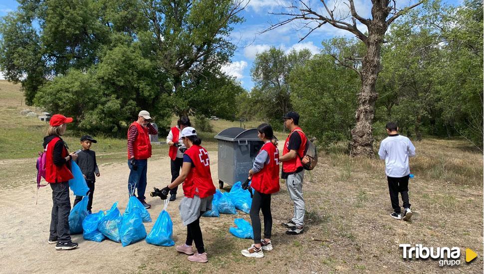 Cruz Roja recoge 80 kilos de 'basuraleza' en Ávila