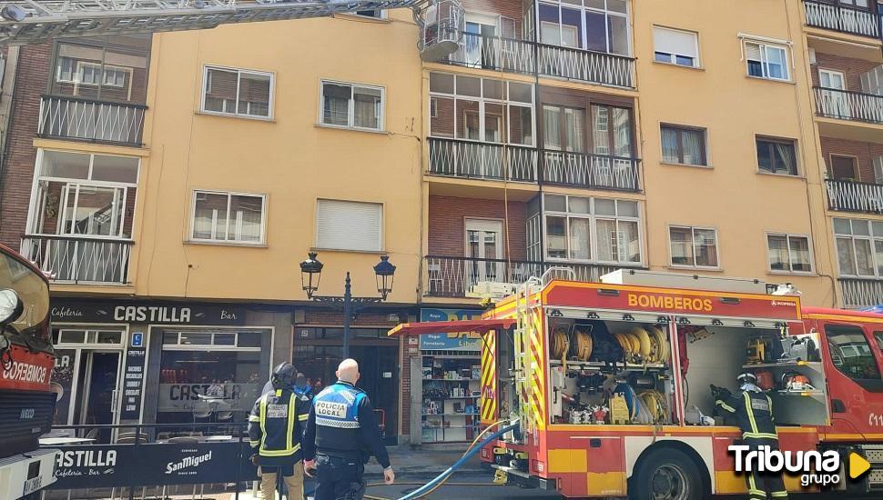 Desalojo por un incendio en una vivienda en el Paseo de la Estación