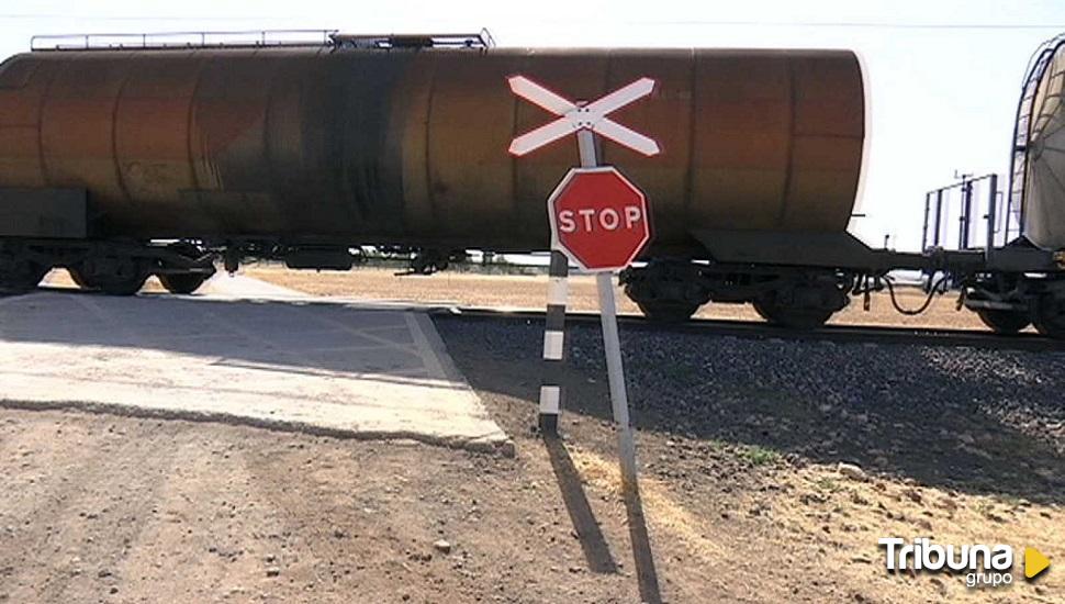 Una locomotora arrolla una cisterna en un paso a nivel entre Sanchidrián y Mingorría