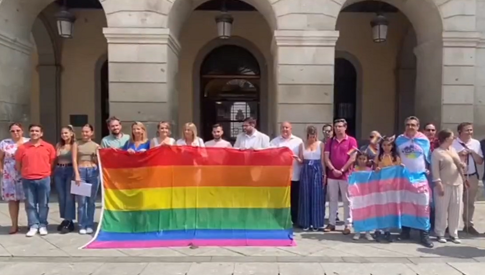 Solo Vox se ausenta de la concentración del Día del Orgullo en Ávila