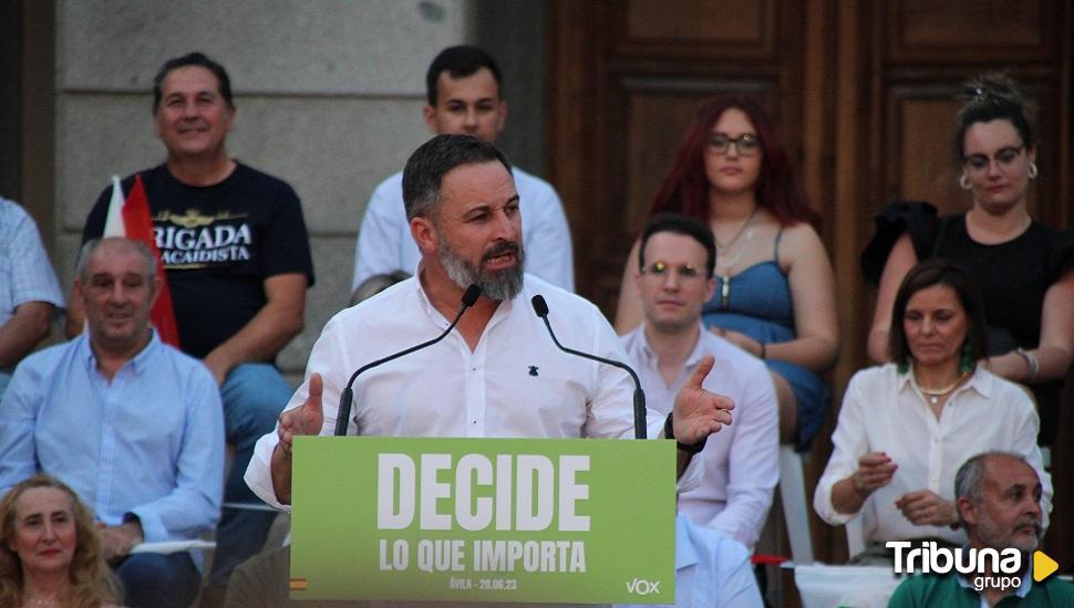 Duro ataque de Abascal a Sánchez bajo gritos de "presidente, presidente" en Ávila