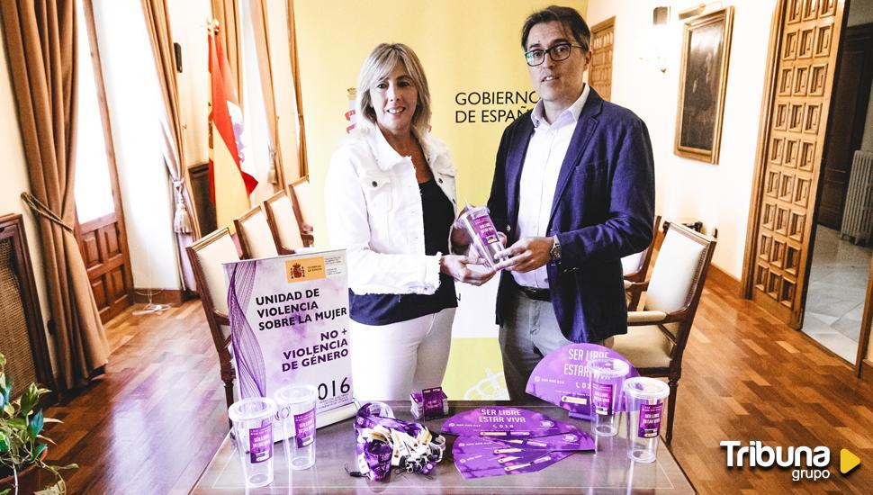 Entrega del material de la campaña 'Ser libre. Estar viva' para el Punto Violeta