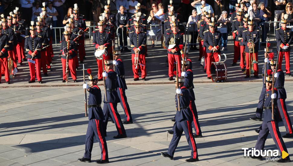 Toques militares bañan el Mercado Grande de marchas y pasodobles