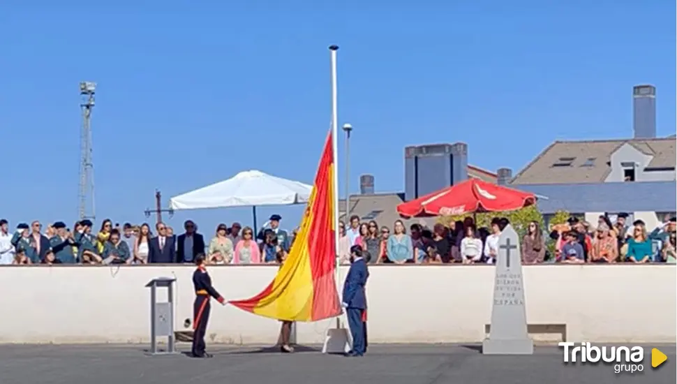 Un izado de Bandera marca el arranque del bicentenario de la Policía Nacional