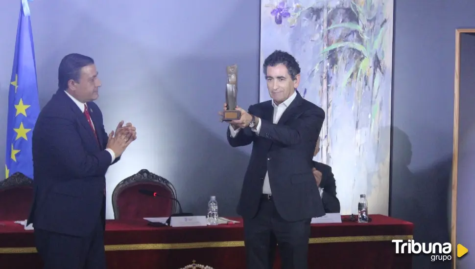 Juan Mayorga recibe emocionado el Premio de las Letras Jiménez Lozano