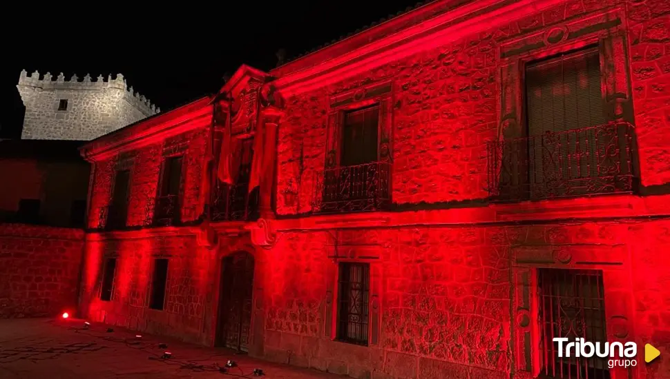 La Diputación de Ávila se ilumina de rojo carmesí en el 56 cumpleaños de Su Majestad el Rey