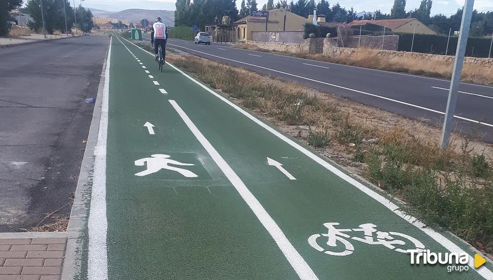 Nueva señalización en el carril para bicis y peatones que une Ávila y Aldea del Rey Niño