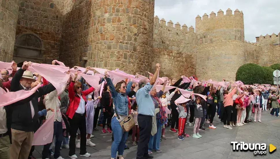 Abrazo rosa a la Muralla para apoyar a las víctimas del cáncer de mama