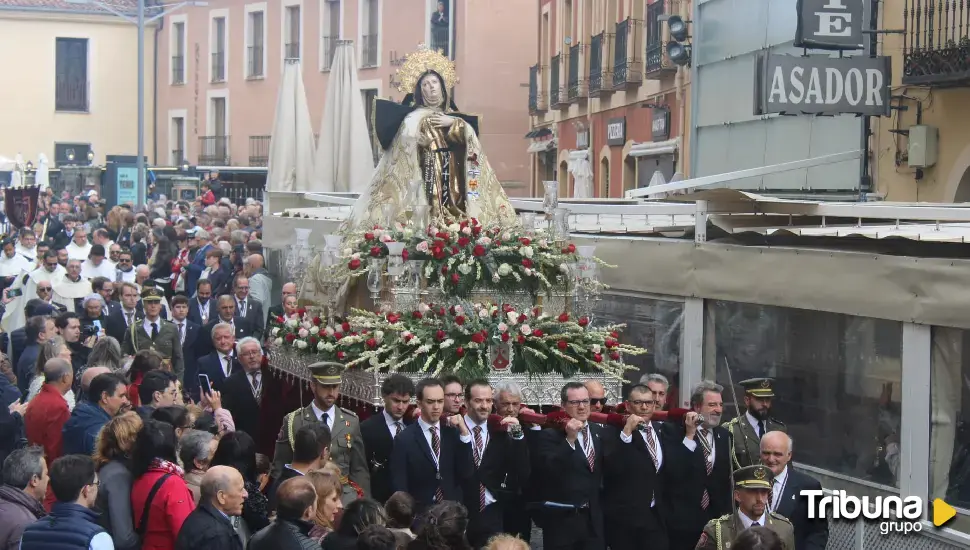 La lluvia no impidió a los abulenses honrar a Santa Teresa