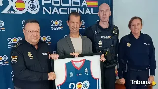 La Policía Nacional recibe la camiseta conmemorativa del partido benéfico de baloncesto 