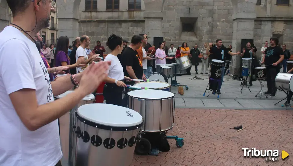 Ritmos de percusión afrobrasileña estremecen el Mercado Chico