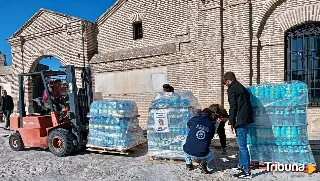 Tráiler repleto de agua embotellada de Madrigal de las Altas Torres a Valencia