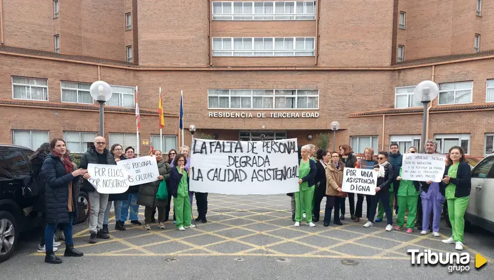 Concentración de la plantilla de la Residencia de Mayores de Ávila por falta de personal