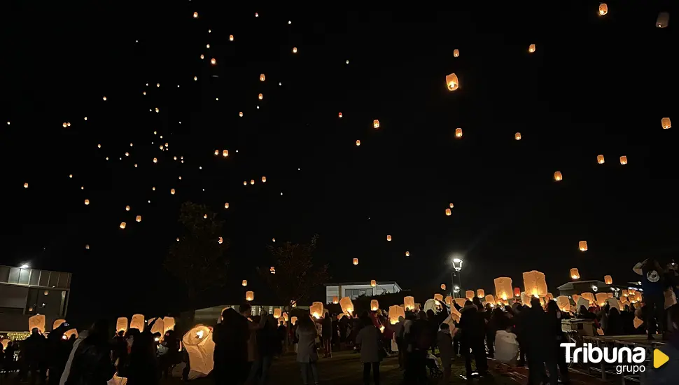 Farollillos en el cielo abulense en la noche más mágica del año