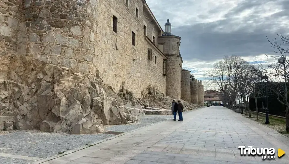 Leve desprendimiento de la roca de la Muralla en el Rastro