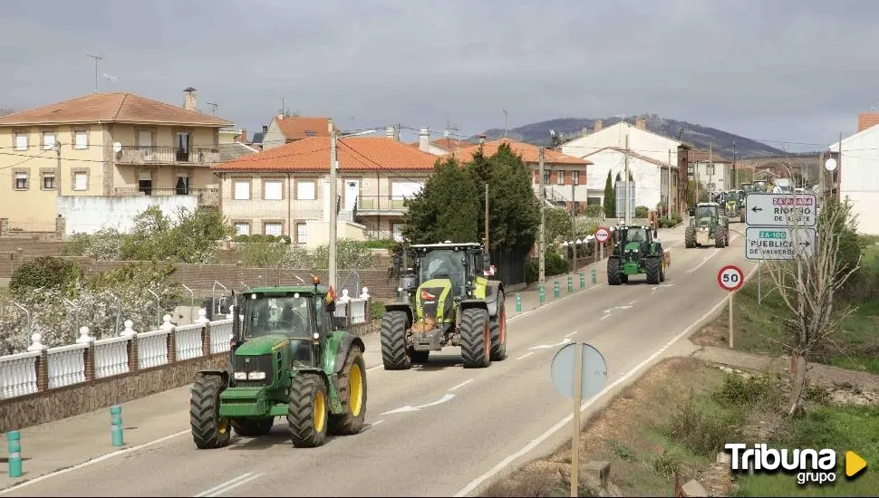 Los agricultores entorpecen la N-501 en Ávila
