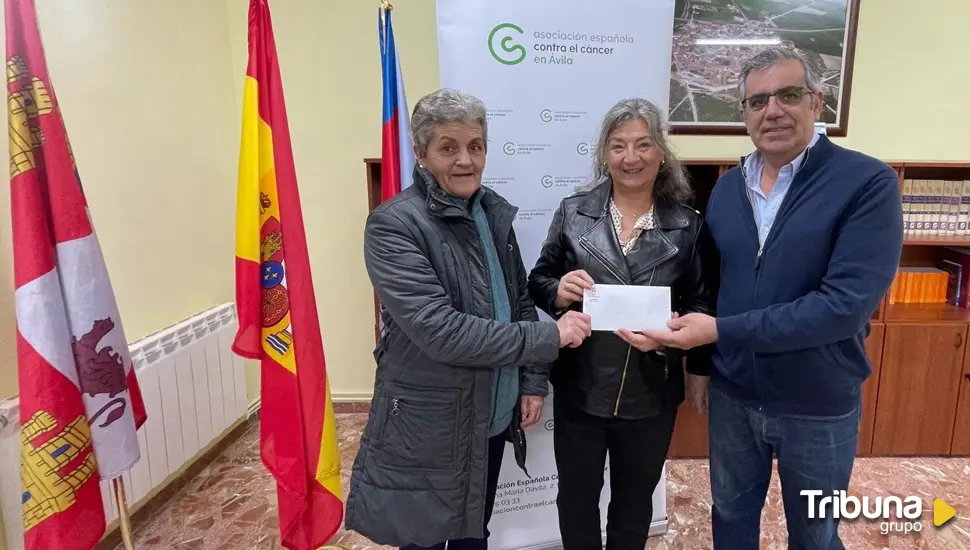 Barromán entrega a la AECC la recaudación obtenida por actividades solidarias