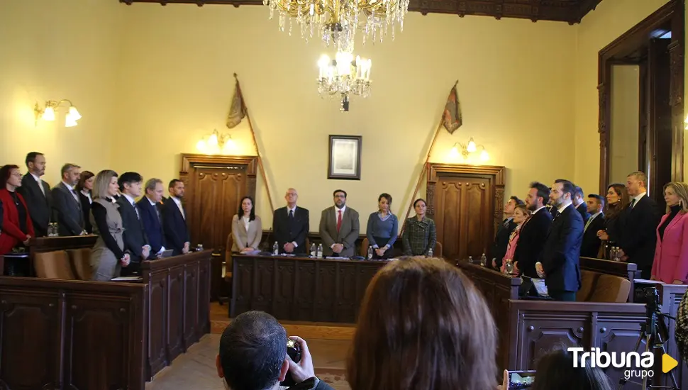 Minuto de silencio en el Ayuntamiento de Ávila en memoria de las víctimas de Valencia