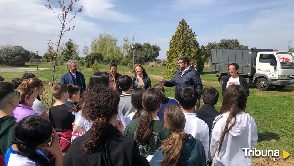 Escolares se unen al Ayuntamiento en una plantación de árboles