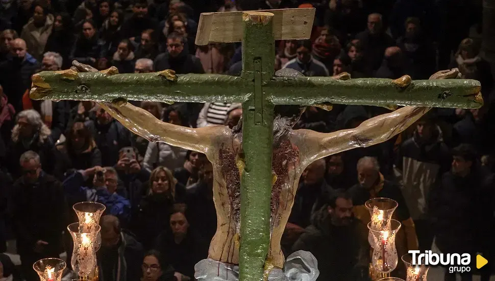 Vía Crucis fugaz en el interior de la Catedral de Ávila