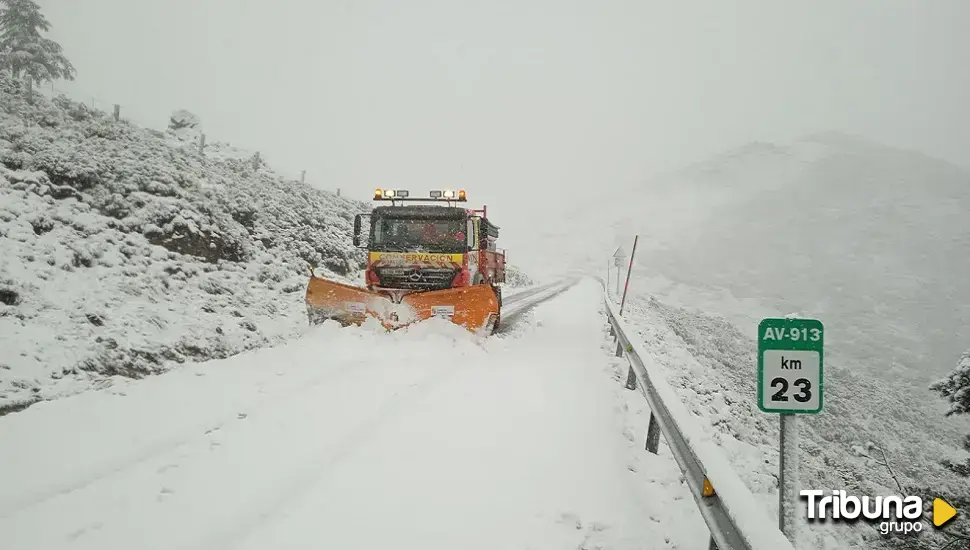 La nieve, protagonista en el Viernes Santo en Ávila y su provincia