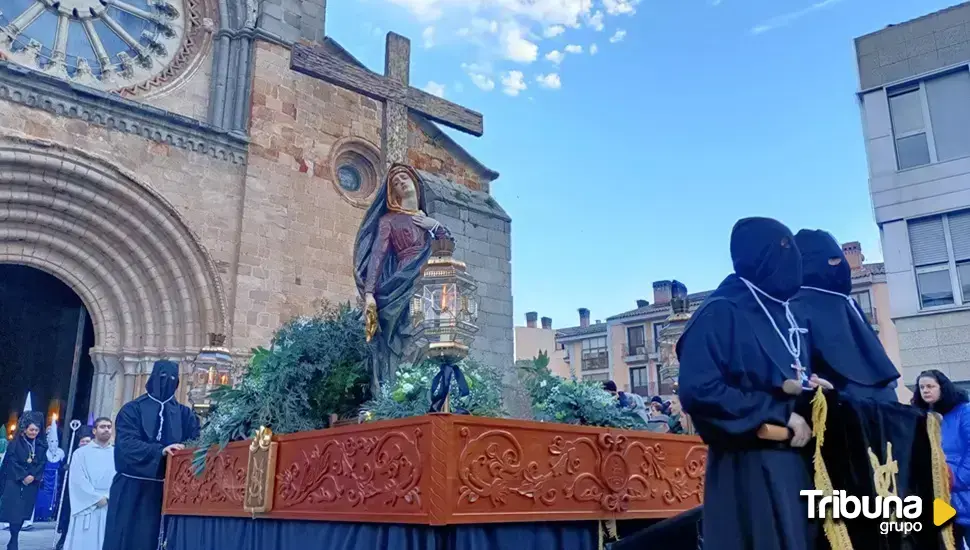 El luto se suma al dolor de la Virgen en la Procesión de la Soledad