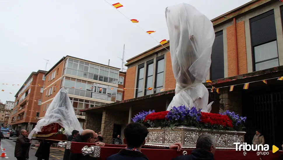 La lluvia no impide el encuentro de Cristo Resucitado con la Virgen del Buen Suceso